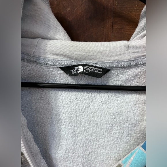 North Face Bundle: Long Sleeve Zip Hoodie & Heritage Patch Crewneck Sweatshirt - Picture 7 of 10